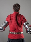 Vue d'arrière des brassards fonctionnels du chevalier médiéval d'ArmStreet