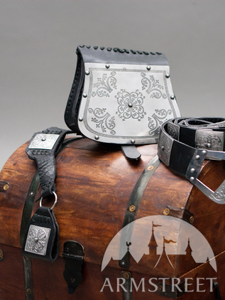 L'ensemble : sac de guerre, ceinture et porte-épée 