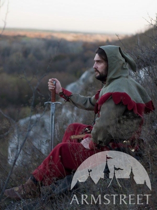 Tunique, capuchon et surcot médiévaux « De retour du paladin »