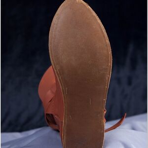 Bottes médiévales classiques en cuir avec boucles moulées à la main-07