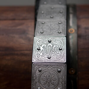 Détails de ceinture de chevalier médiéval avec des accents en acier décapé d'ArmStreet