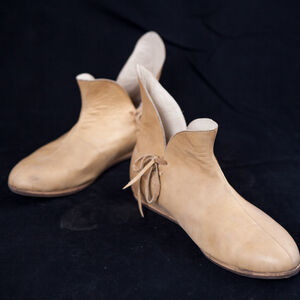 Chaussures médiévales en cuir de design classique du XIVe siècle-01