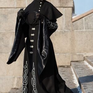 Manteau Long Gothique de Laine avec Capuche « Merle Noir »-03
