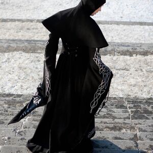 Manteau Long Gothique de Laine avec Capuche « Merle Noir »-07