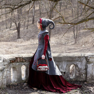 Vue du côté du manteau médiéval exclusif en laine « Le Petit Chaperon rouge » d'ArmStreet