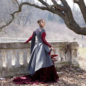 Vue d'arrière du manteau médiéval exclusif en laine « Le Petit Chaperon rouge » d'ArmStreet