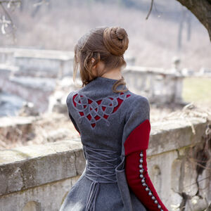 Vue d'arrière du manteau médiéval exclusif en laine « Le Petit Chaperon rouge » d'ArmStreet
