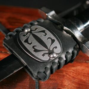 Porte-épée petit fonctionnel en cuir avec des accents gravés