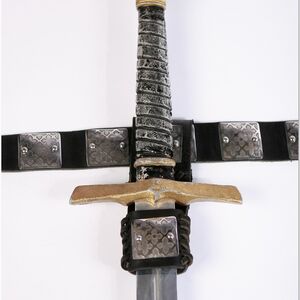 Porte-épée médiéval avec des accents gravés