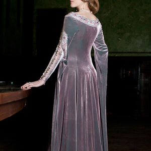 Vue d'arrière « Lady Rowena » robe de velours exclusive médiévale brodée d'ArmStreet