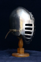 Casque bassinet médiéval avec la visière « grillagée »