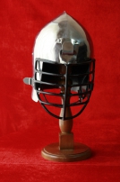 Casque médiéval bacinet « grillagée »