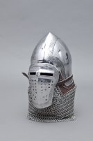 Casque médiéval décapé bassinet italien avec visage étroit