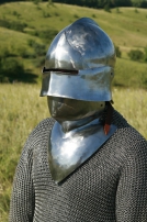 Casque salade médiévale avec le hausse-col