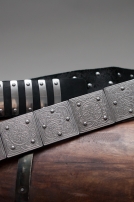Ceinture de chevalier médiéval avec des accents en acier décapé