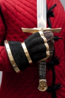 Demi gantelets médiévaux de combat décorés avec cuir et laiton