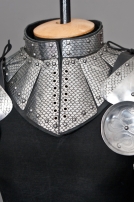 Ensemble de spallières et gorgerin gravés pour armure fantastique