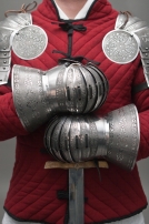 Gantelets décapés médiévaux de combat