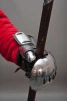 Gantelets médiévaux de combat avec le pouce masqué
