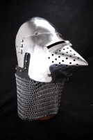 Le casque médiéval bassinet à bec de passereaux 