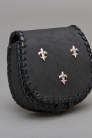 Le sac médiévale en cuir avec les accents moulés
