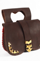 Le sac pochette médiévale en cuir avec les accents en laiton