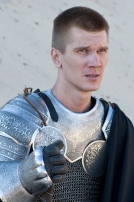 L'ensemble des spalières et gorgerin décapés du paladin, armure médiévale occidentale
