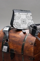 L'ensemble : sac de guerre, ceinture et porte-épée 