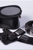 L'ensemble décapé : sac de guerre, ceinture, pochette et porte-épée 