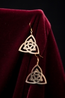 Les boucles d'oreilles de style celtique faites à la main en laiton