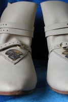 Les chaussures exclusifs médiévaux en cuir blanc 