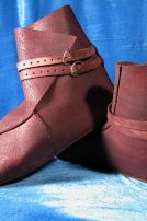 Les chaussures plans médiévaux en cuir avec les boucles