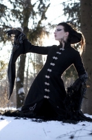 Le manteau long gothique de laine « Merle noir »