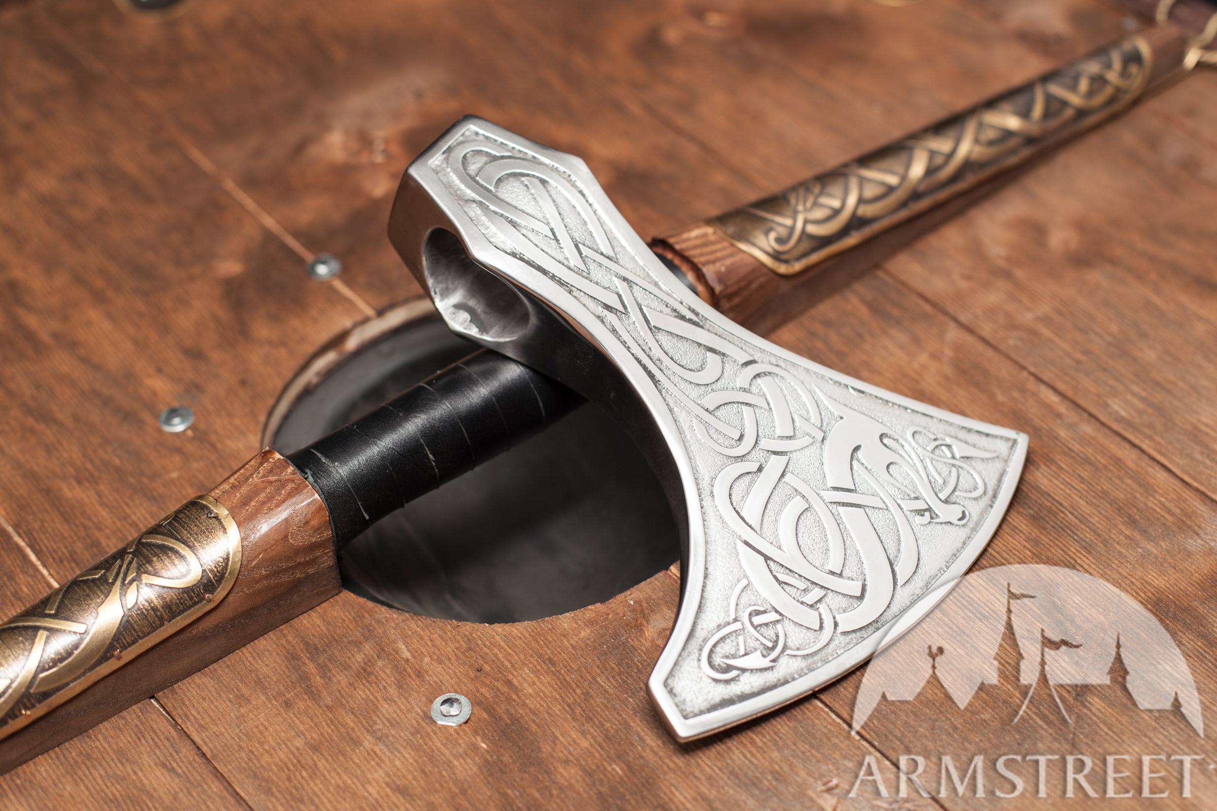 Fer de hache gravé médiéval du style viking à vendre. Disponible