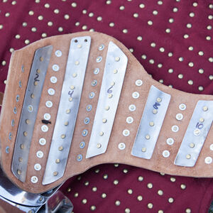  Brassards en planches rivetées armure de chevalier « Chien de Guerre »