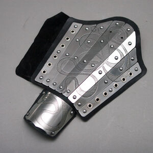 Armure des bras en acier et cuir "Dame Guerrière" en vente