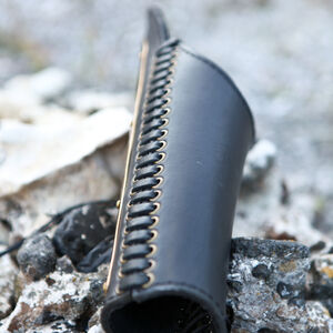 Vue de côté du brassard médiéval pour archers en cuir et laiton décapé d'ArmStreet