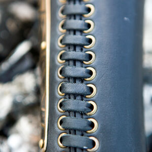 Détails du brassard médiéval pour archers en cuir et laiton décapé d'ArmStreet