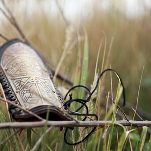 Brassard pour archers en cuir et laiton décapé de la série « Archère » d'ArmStreet