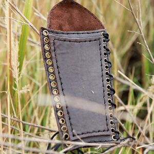 Vue d'arrière du brassard pour archers en cuir et laiton de la série « Archère » d'ArmStreet