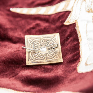 Broche en laiton gravée avec perle « L’Adoubement »