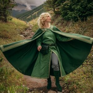 Cape en laine de style celtique avec bordure et broderie « Les Collines Creuses »