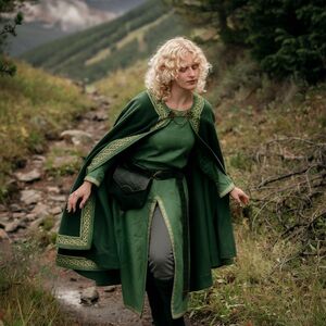 Cape en laine de style celtique avec bordure et broderie « Les Collines Creuses »