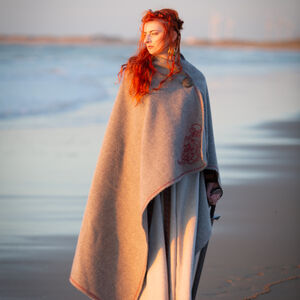 Cape Viking en Laine avec Broderie «Hilda la Hautaine»