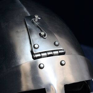 Casque bassinet médiéval avec la visière « grillagée » ArmStreet