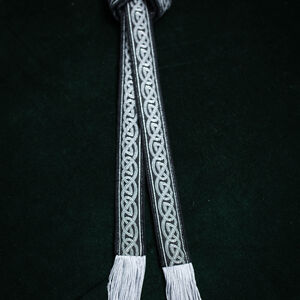 Ceinture celtique étroite en tissu souple avec passement et franges