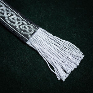 Ceinture celtique étroite en tissu souple avec passement et franges