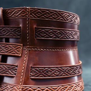 Ceinture corset en cuir faite main avec motif en relief « Chasseresse »