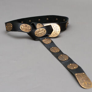 La ceinture médiévale avec les accents ovales en acier décapé