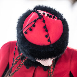 Chapeau médiéval en laine rouge pour femme «Reine de Shamakhan»